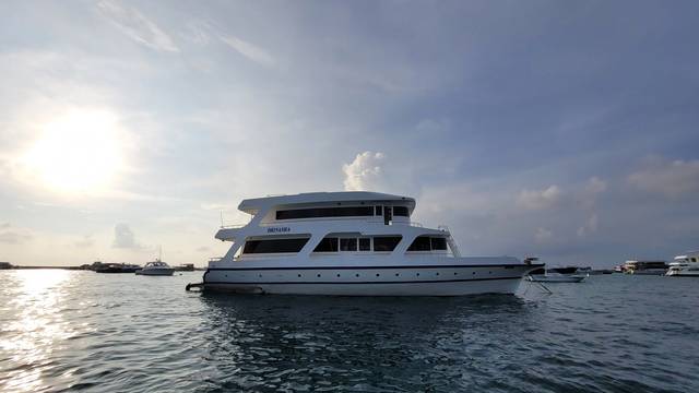 Dhinasha Liveaboard