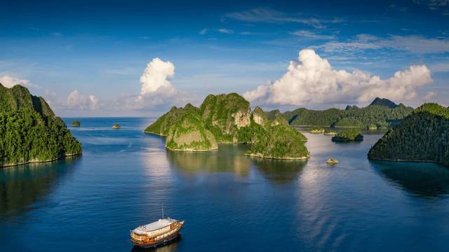 Dune Aurora Liveaboard Indonesia