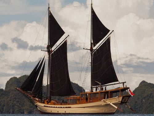 Silolona Pinisi Explorer