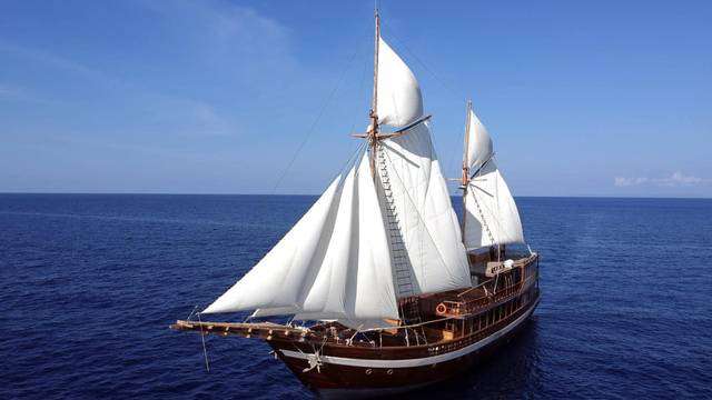 Coralia Liveaboard (by Papua Explorers)