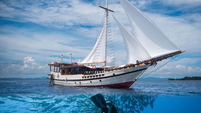 WISESA Liveaboard - Cruising Raja Ampat