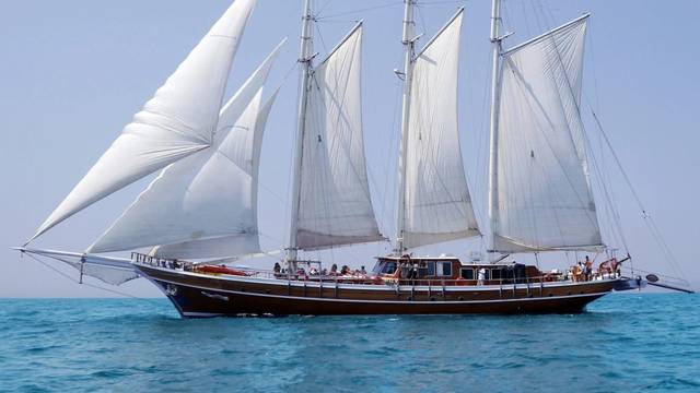 Pearl 111 Liveaboard